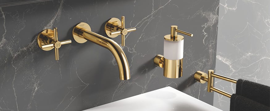 luxe badkamer met gouden accessoires