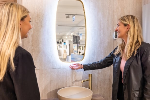 Klant adviseren in de showroom