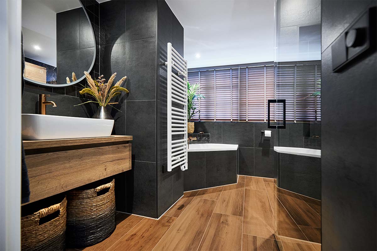 badkamer zwart en hout