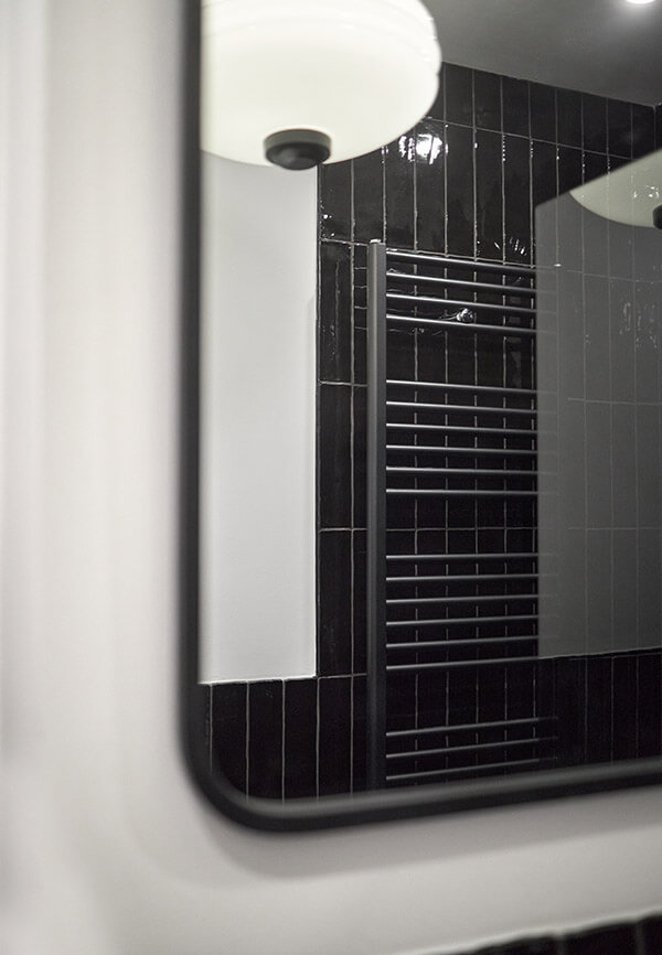 Zwarte spiegel badkamer