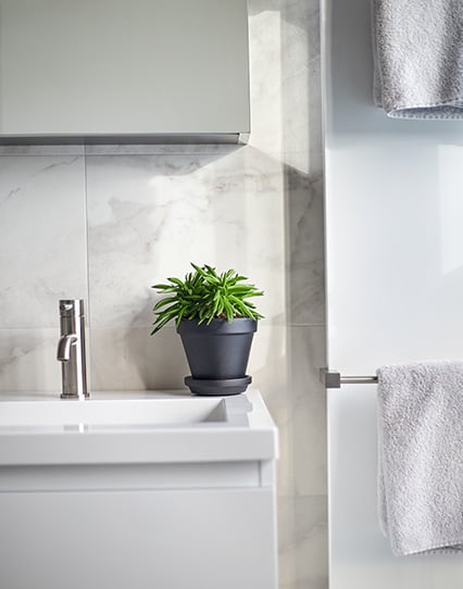 Moderne badkamer met marmer tegels