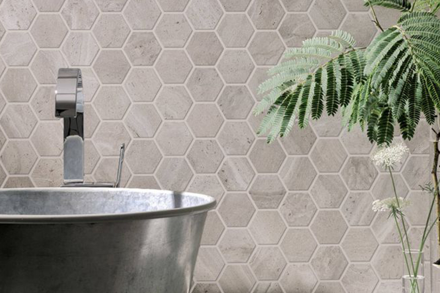 Hexagon tegels in de toiletruimte
